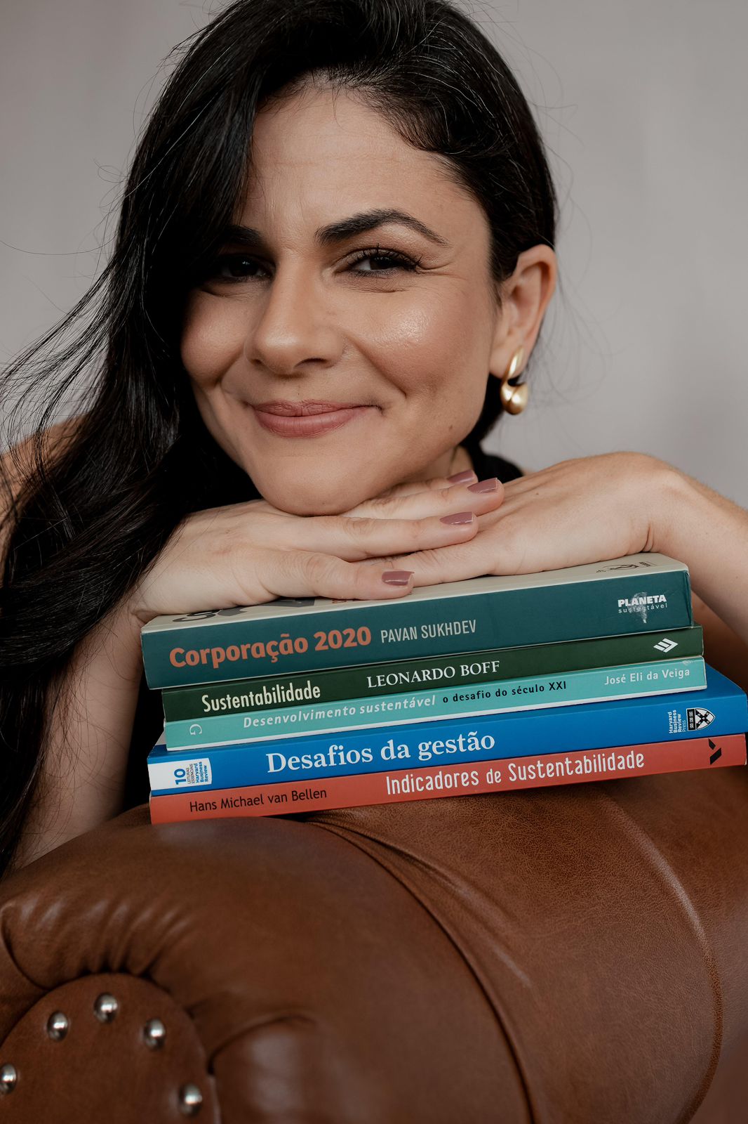 Gabriella com livros de sustentabilidade