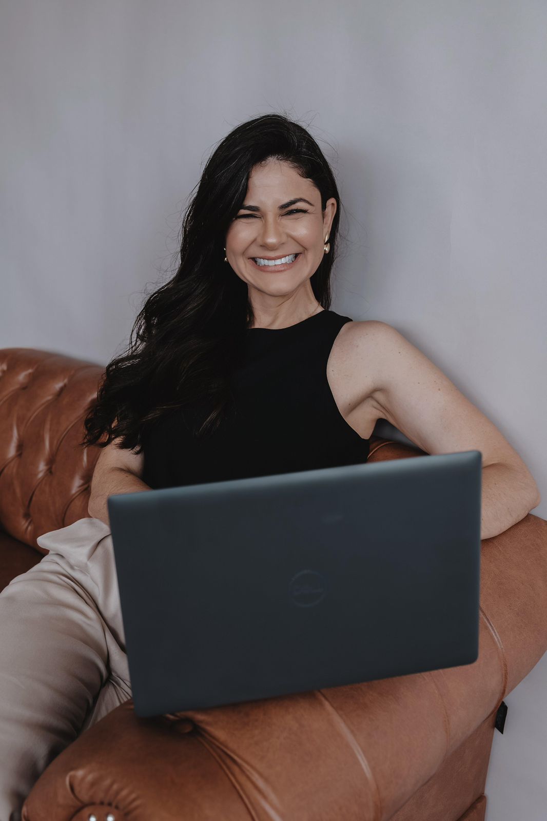 Gabriella sorrindo com notebook